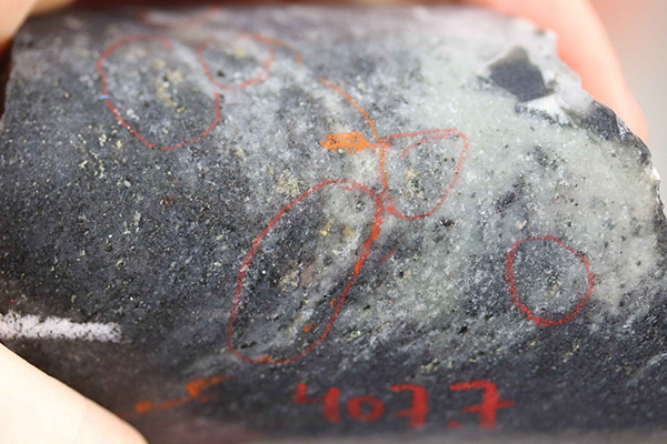 High-grade gold mineralization from 407.70 metres downhole in BR-271. Image is of a selected interval and is not representative of all gold mineralization on the property.